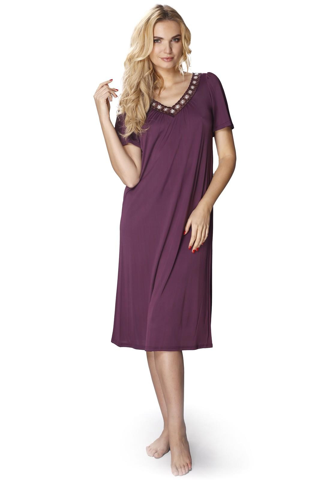 Koszula nocna damska Lilia z haftowaną aplikacją 4111 Bakłażanowy - Mewa