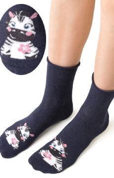 Bezuciskowe granatowe skarpetki damskie wzór w żyrafę Steven 099 DP915